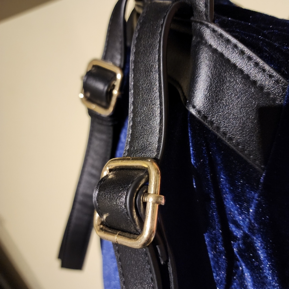 💙 EUC Navy Quilt Velvet Backpack - Picture 10 of 11